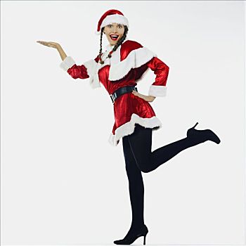 微笑,女人,姿势,装扮,圣诞老人,平衡,单腿站立,手,伸展