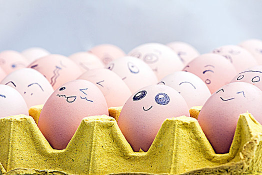 一群面带表情的鸡蛋