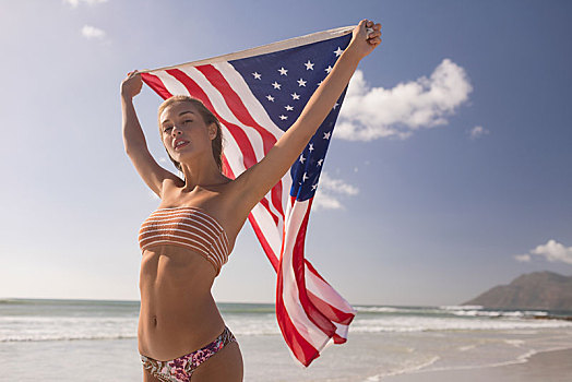 美女,拿着,摆动,美国国旗,海滩