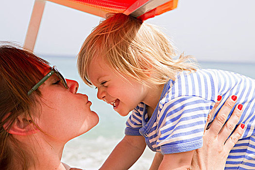 母亲,吻,婴儿,海滩