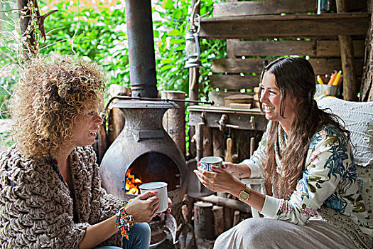 两个,女性朋友,喝咖啡,小屋,木头,炉子