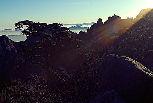 黄山狮子峰拍东海风光