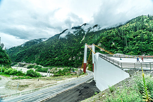 通麦大桥是川藏公路通麦天险路段上的咽喉工程
