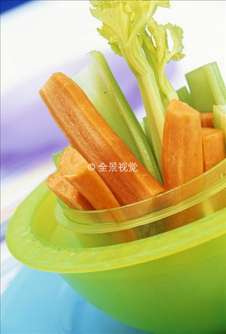 標 題:生食,芹菜,棍,綠色,碗 英 文:raw carrot- and celery sticks