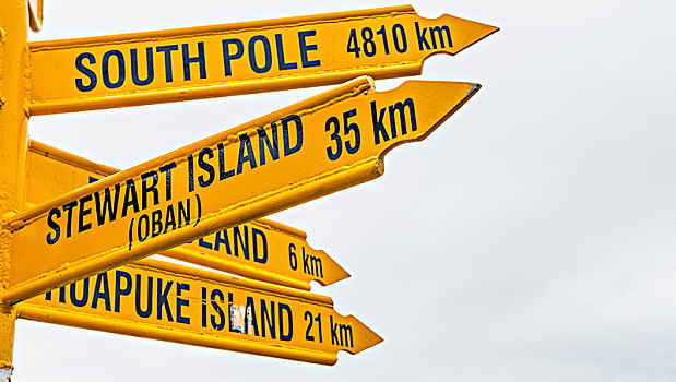 黄色,标识,路标,不同,目的地,城市,远处,悬崖,南岛,新西兰,大洋洲