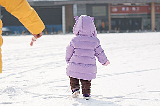 玩雪的小女孩