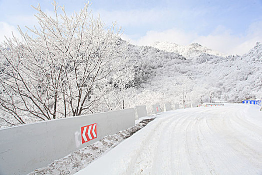陕西秦岭分水岭公路雪景