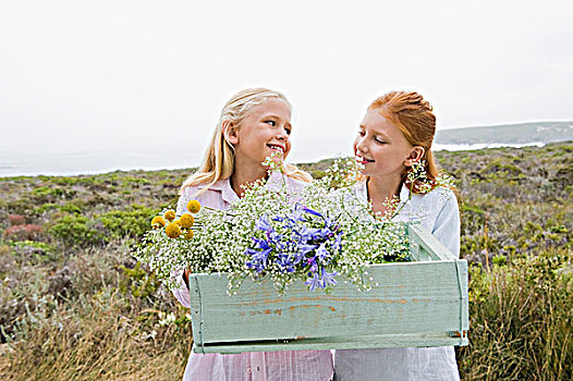 两个女孩,盒子,花,微笑