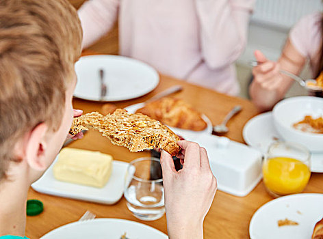 家庭,坐,早餐,吃饭,牛角面包
