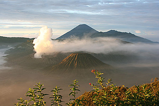 印度尼西亚,婆罗摩火山