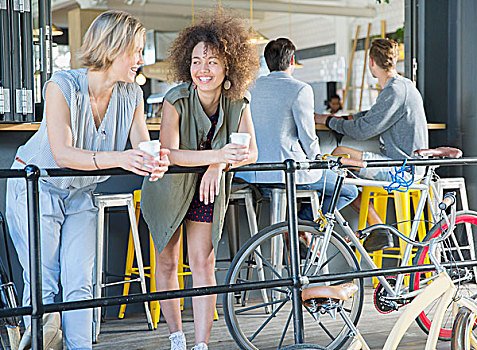微笑,朋友,休闲,喝咖啡,咖啡,内庭,栏杆,靠近,自行车