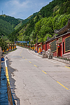 山西忻州市五台山白云寺寺院公路边的佛像