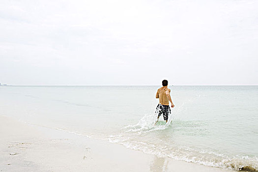 男人,跑,浅水,海滩,后视图