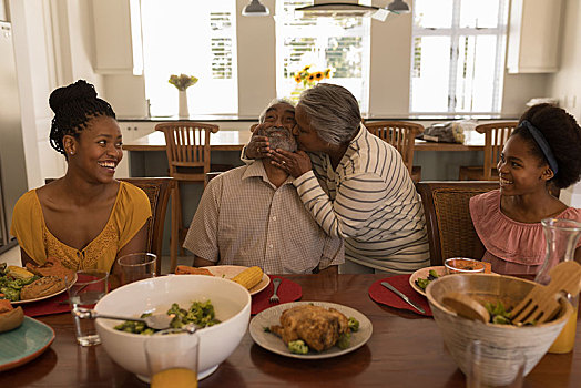 老年,女人,吻,老人,食物,餐桌