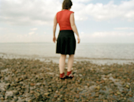 女人,海滩,穿,红色,上面,黑色,裙子,鞋,面对,海洋,多云,天空
