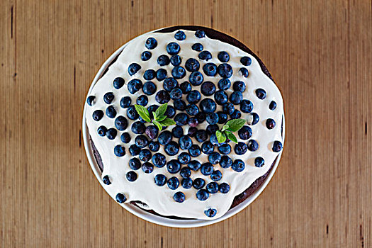 高处,蓝莓蛋糕,木桌子