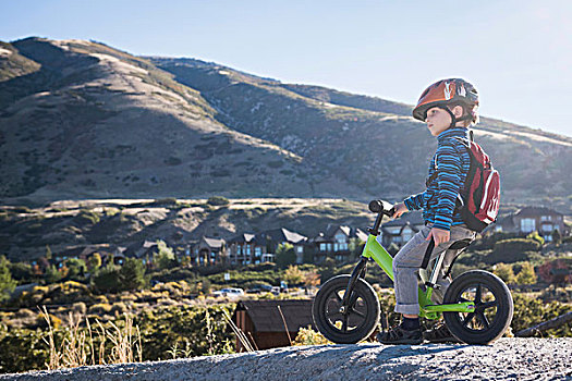 男孩,坐,平衡,自行车,正面,山,公园,蒙大拿,美国