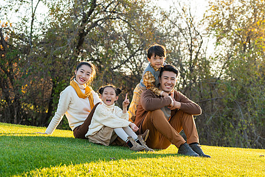 年轻家庭在草地上