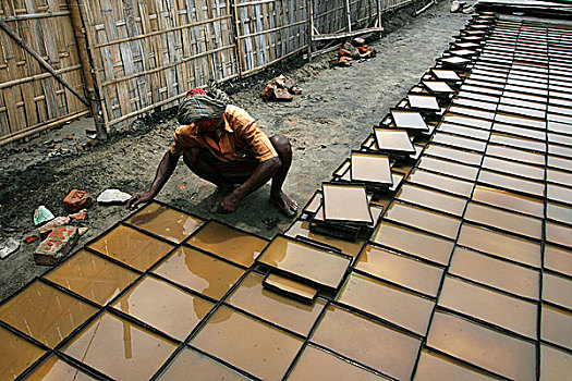 一个,男人,制作,粘结,皮革,垃圾,达卡,孟加拉,燃烧,普罗旺斯地区艾克斯,巨大,数量,烟,污染,环境,六月,2008年