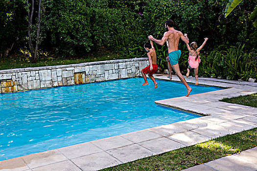 父亲,女儿,儿子,跳跃,游泳池,后视图