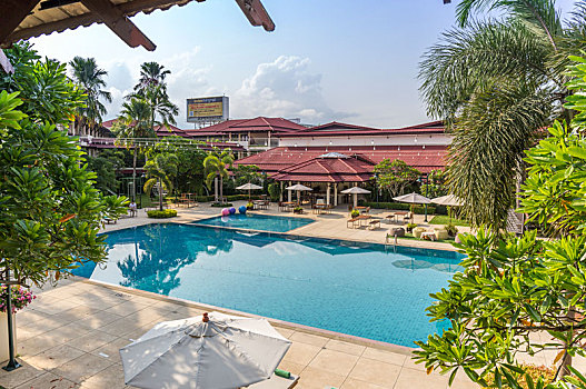 度假酒店别墅庭院园林游泳池