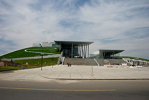 内蒙古新博物馆和内蒙古乌兰恰特大剧院