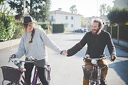 年轻,情侣,骑自行车,握手