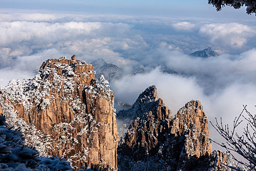 中国安徽黄山风景区,冬日雪后奇峰怪石林立,云雾飘渺宛若仙境