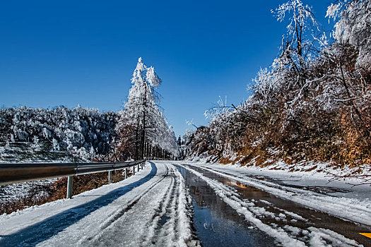 湖南省张家界市武陵源天子山平坦大道冰雪自然景观