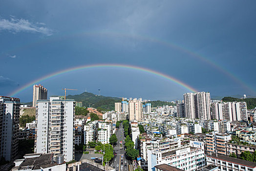 广西梧州,雨后彩虹景美如画