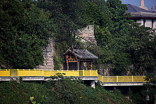 建在悬崖峭壁上的重庆山城步行道石板坡长江大桥地段