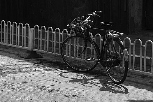 停放在石板路边的一辆老式自行车