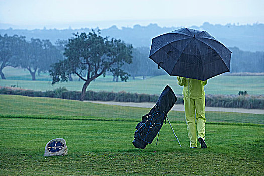 后视图,打高尔夫,靠近,高尔夫球袋,雨,拿着,伞