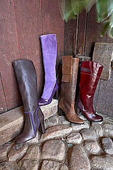 四个,靴子,灰色,红色,紫色,棕色,木墙