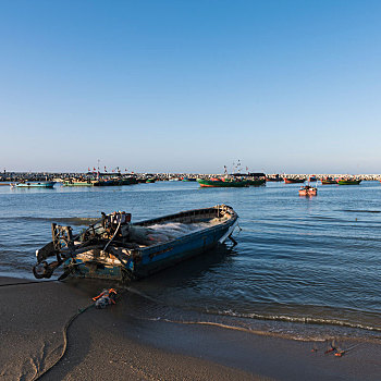 海南乐东黎族自治县莺歌海渔港的早晨