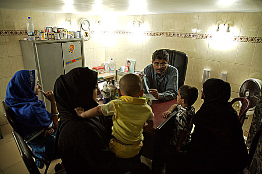 医生,处方药,母亲,私人诊所,附近,卡拉奇,交易,城市,巴基斯坦,九月,2006年
