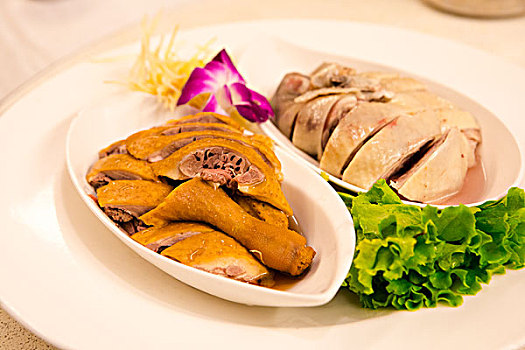 台湾平民正宗的食物,鸡和鹅拼盘,熏鹅肉味道香白鸡肉多汁