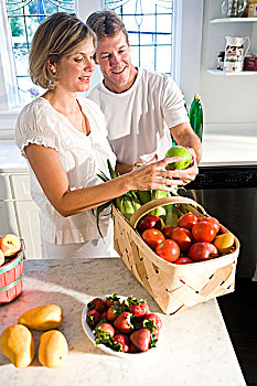中年,夫妻,厨房,篮子,新鲜,果蔬