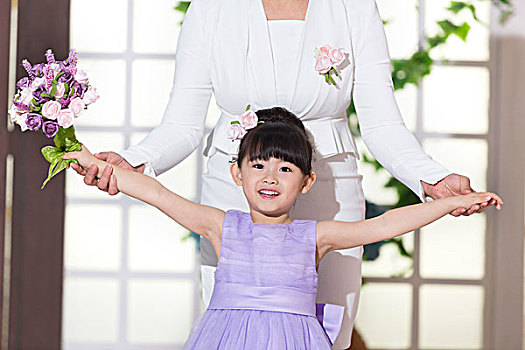 高貴的中年女人和拿手捧花的小孫女