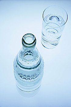 矿泉水瓶,大玻璃杯,满,单色调,蓝色,序列,瓶子,玻璃瓶,水瓶,水,矿泉水,玻璃杯,饮料,不含酒精,低热量,渴,灭火器,降温,自然