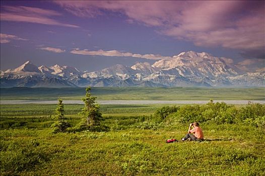 男性,游客,山,麦金利山,阿拉斯加山脉,靠近,旺湖,德纳里峰国家公园,阿拉斯加,夏天