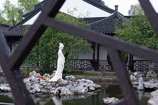 江苏省南京市莫愁湖公园莫愁女雕塑及莫愁水院