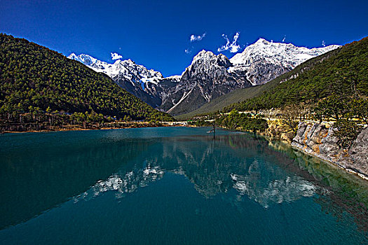 玉龙雪山湖景