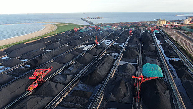 山东省日照市,海龙湾畔海天一色景色宜人,港口煤炭堆场繁忙有序