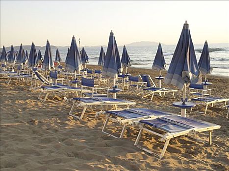 折叠躺椅,遮阳伞,海滩