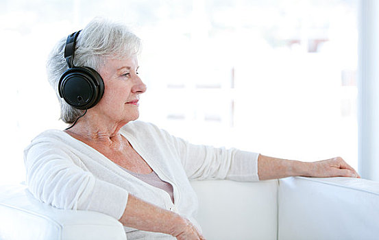 老年,女人,听,音乐,耳机
