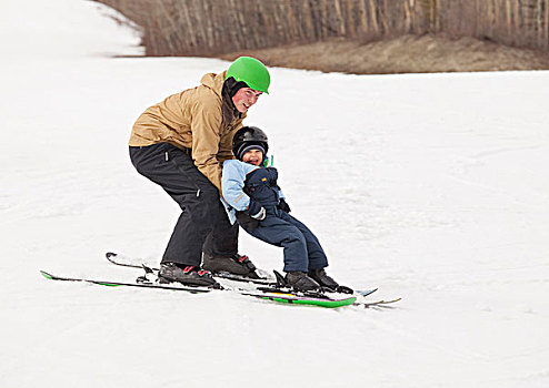 父子,滑雪,一起,山,赤鹿,艾伯塔省,加拿大