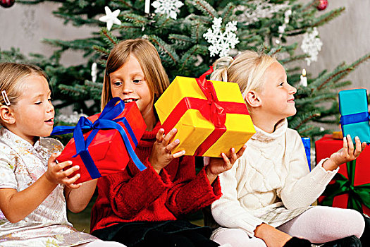 家庭,圣诞节,三个孩子,收到,礼物,展示
