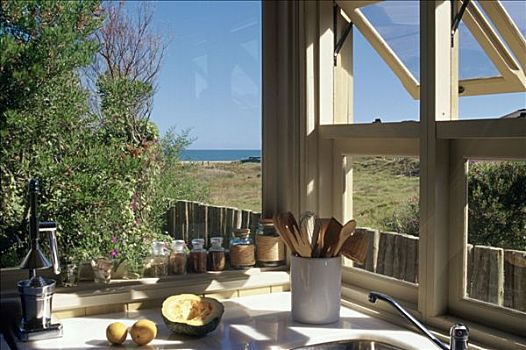 厨房,凸窗,木勺,水槽,翠绿,海边