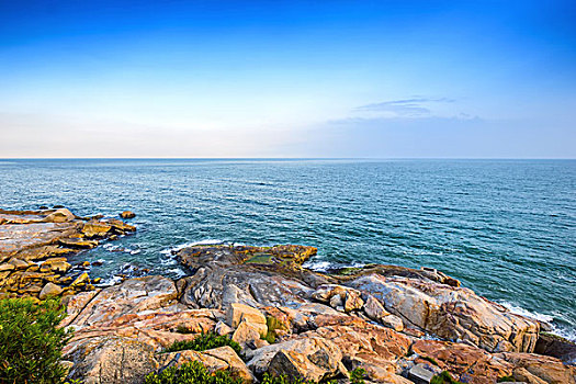 蓝天岩石海滩自然风光南澳岛
